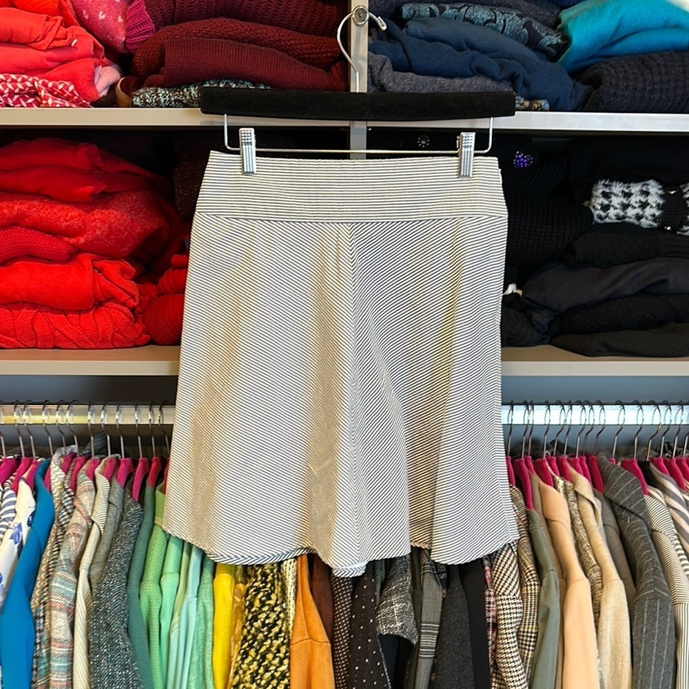 Ann Taylor gray/white seersucker side zipper closure skirt size 0P